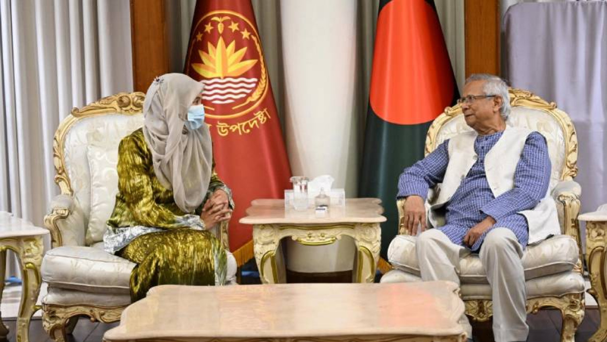 রবিবার যমুনায় প্রধান উপদেষ্টার সঙ্গে সাক্ষাৎ করেন মালয়েশিয়ার পিপলস জাস্টিস পার্টির সহসভাপতি এবং প্রধানমন্ত্রী আনোয়ার ইব্রাহিমের কন্যা নুরুল ইজ্জাহ আনোয়ার