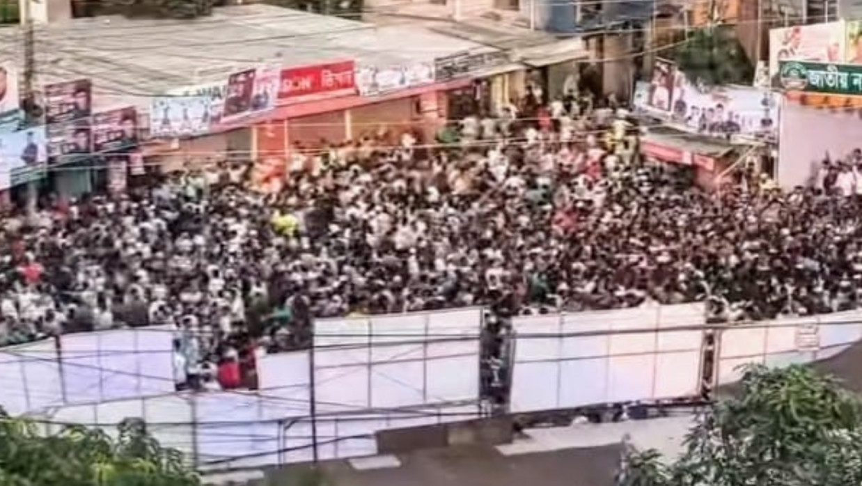 দৌড়াচ্ছেন সমাবেশে আসা জনতা