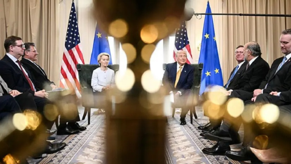 ইউরোপীয় ইউনিয়নের নেতাদের সঙ্গে বৈঠকে মার্কিন প্রেসিডেন্ট ডোনাল্ড ট্রাম্প