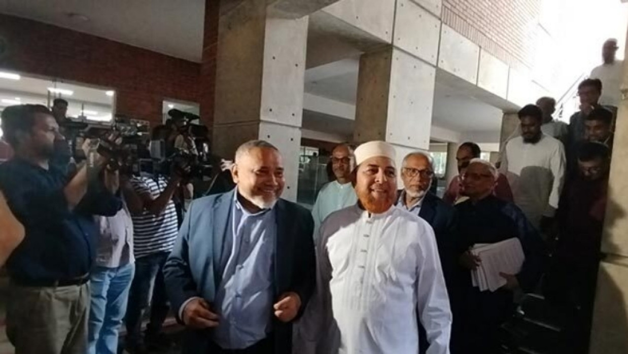 জাতীয় ঐকমত্য বৈঠক ত্যাগ করছেন রাজনৈতিক নেতারা