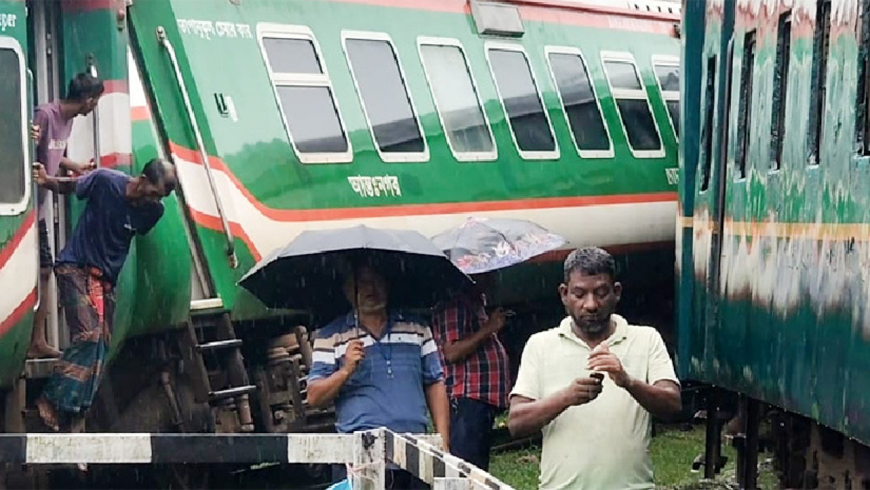 দুই ট্রেনের মুখোমুখি সংঘর্ষ