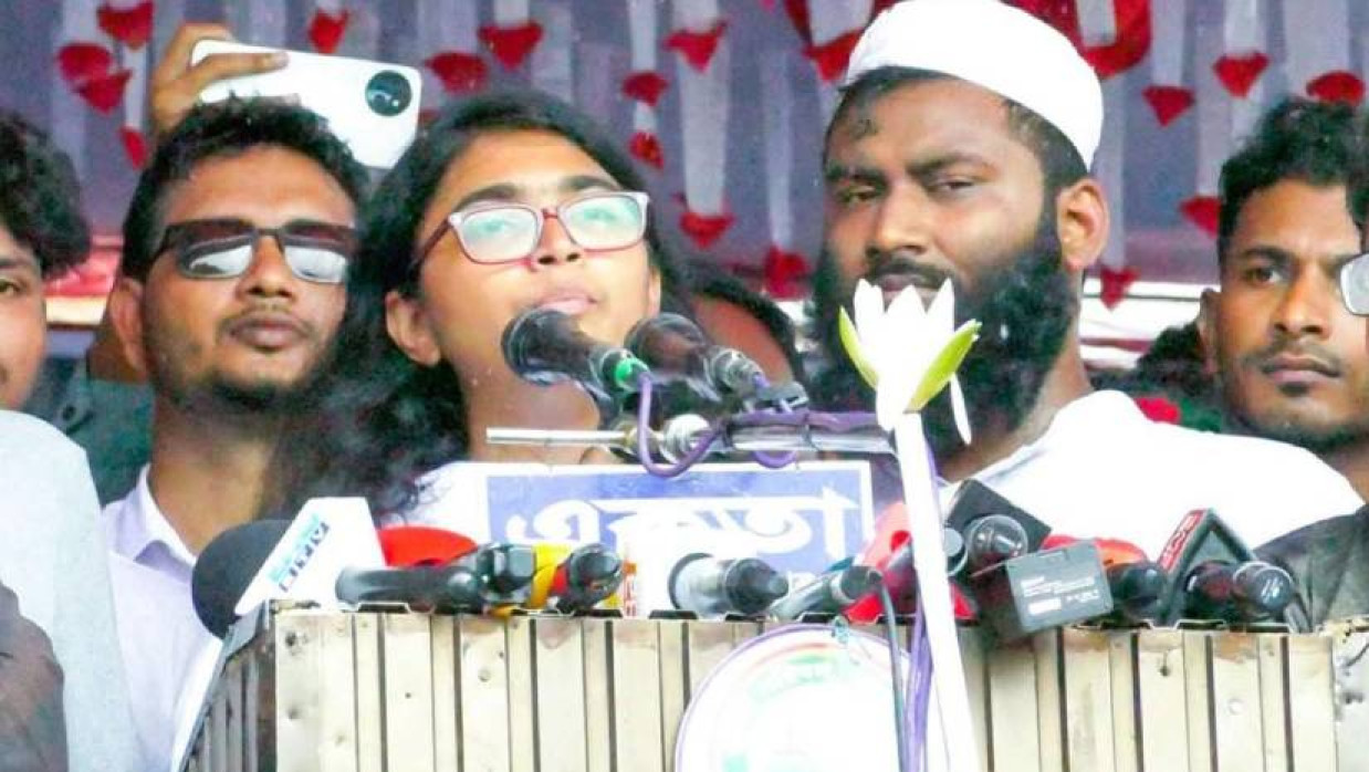 এনসিপির পদযাত্রায় বক্তব্য দিচ্ছেন ডা. তাসনিম জারা