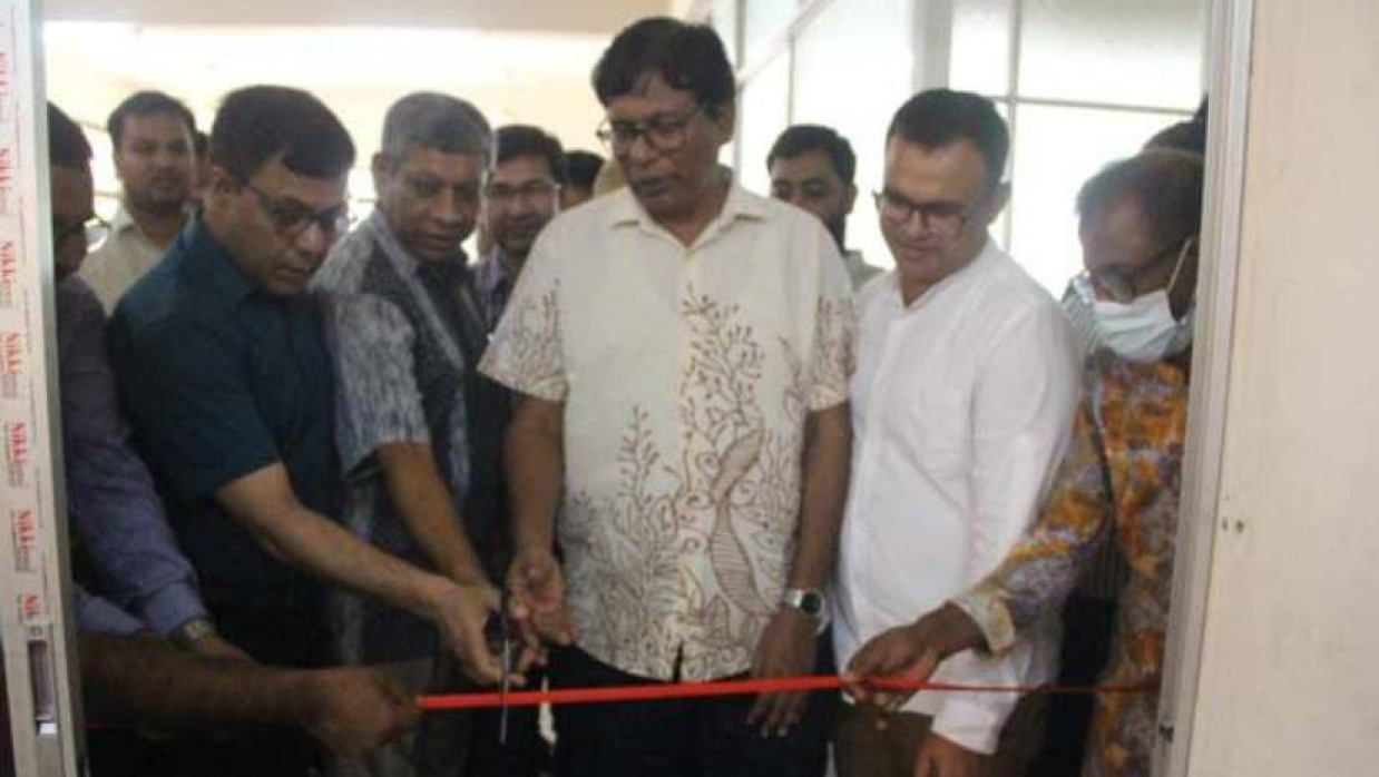 বিশ্ববিদ্যালয়ের উপাচার্য অধ্যাপক ড. মো. জাহাঙ্গীর আলম ফিতা কেটে ‘জুলাই ৩৬ কর্নার’-এর শুভ উদ্বোধন ঘোষণা করেন