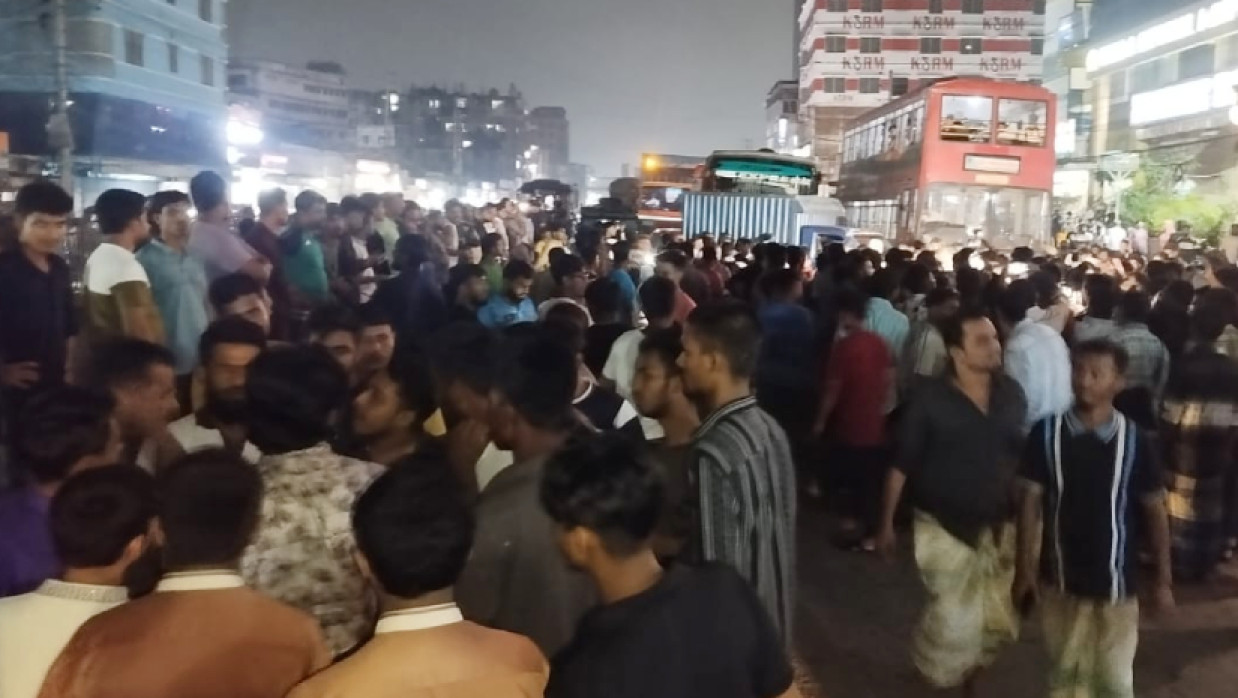 ম্যানহোলে পড়ে নারী নিখোঁজ হওয়ার ঘটনায়ি সড়ক অবরোধ 