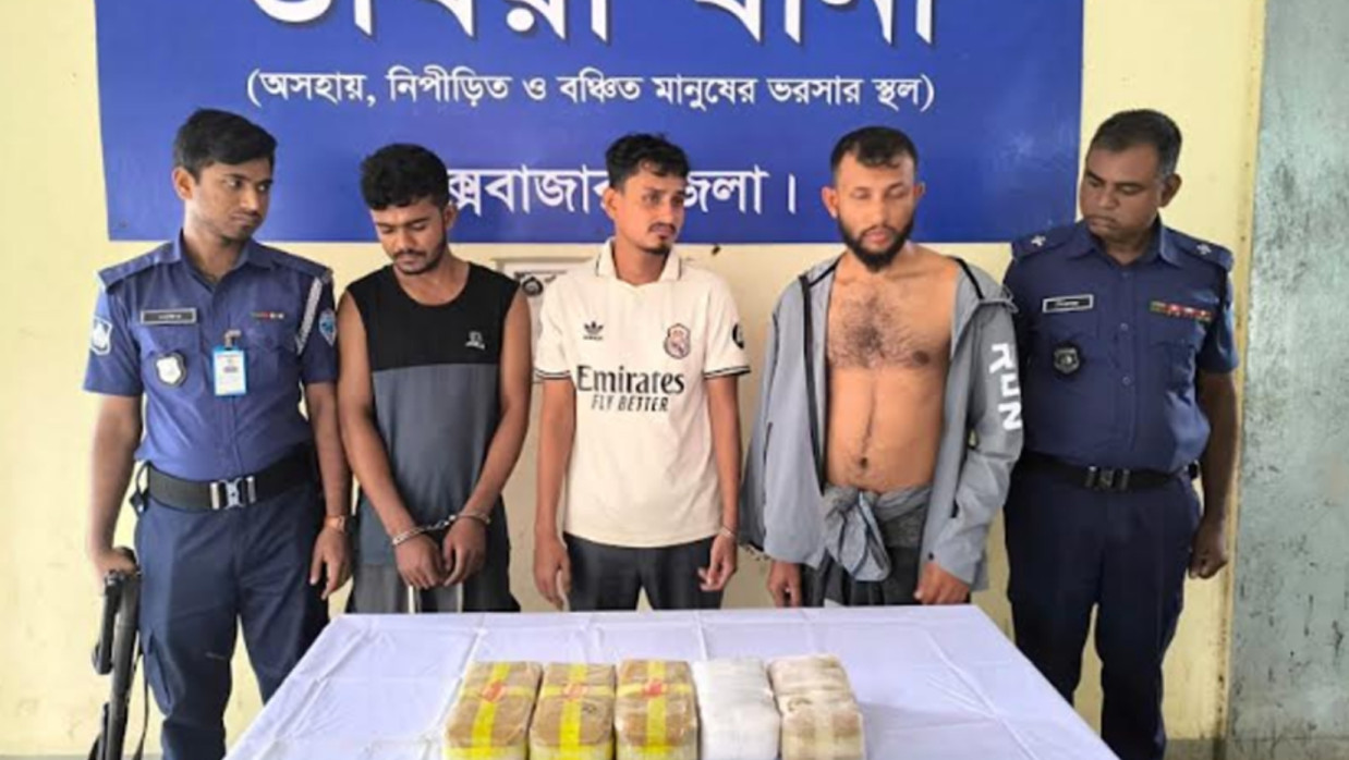 আটক ৩ জনের মাঝখানে যুবদল নেতা