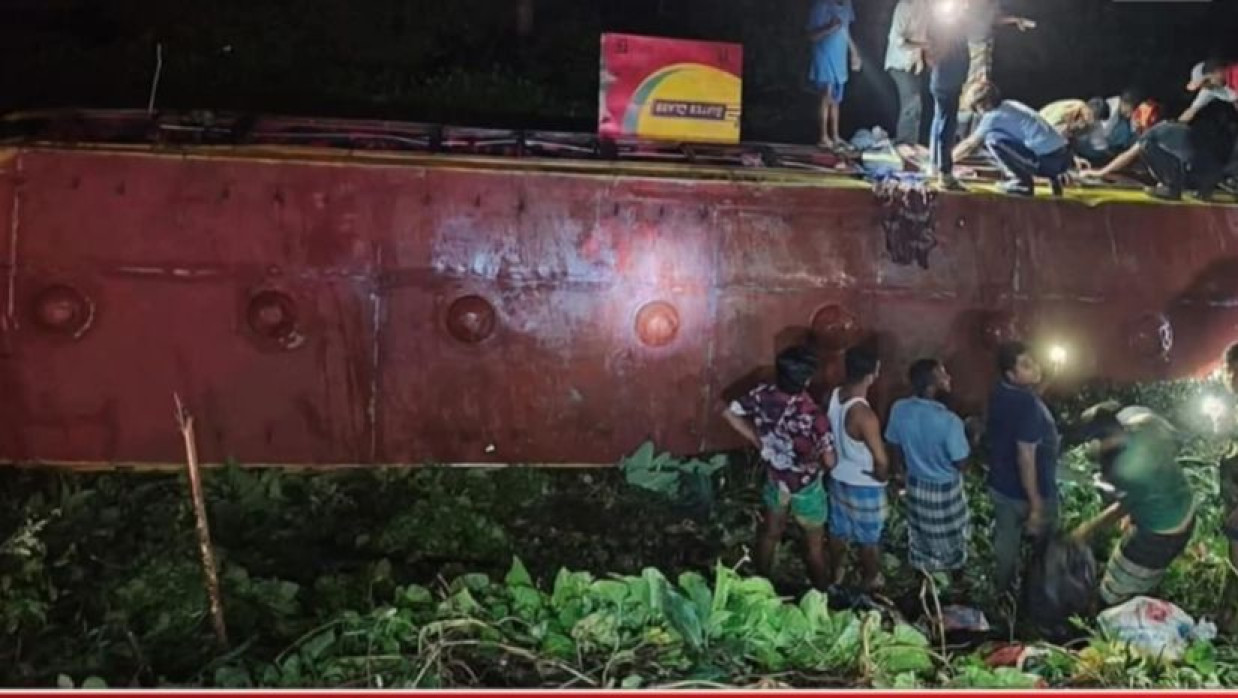 নিয়ন্ত্রণ হারিয়ে রাস্তার খাদে 