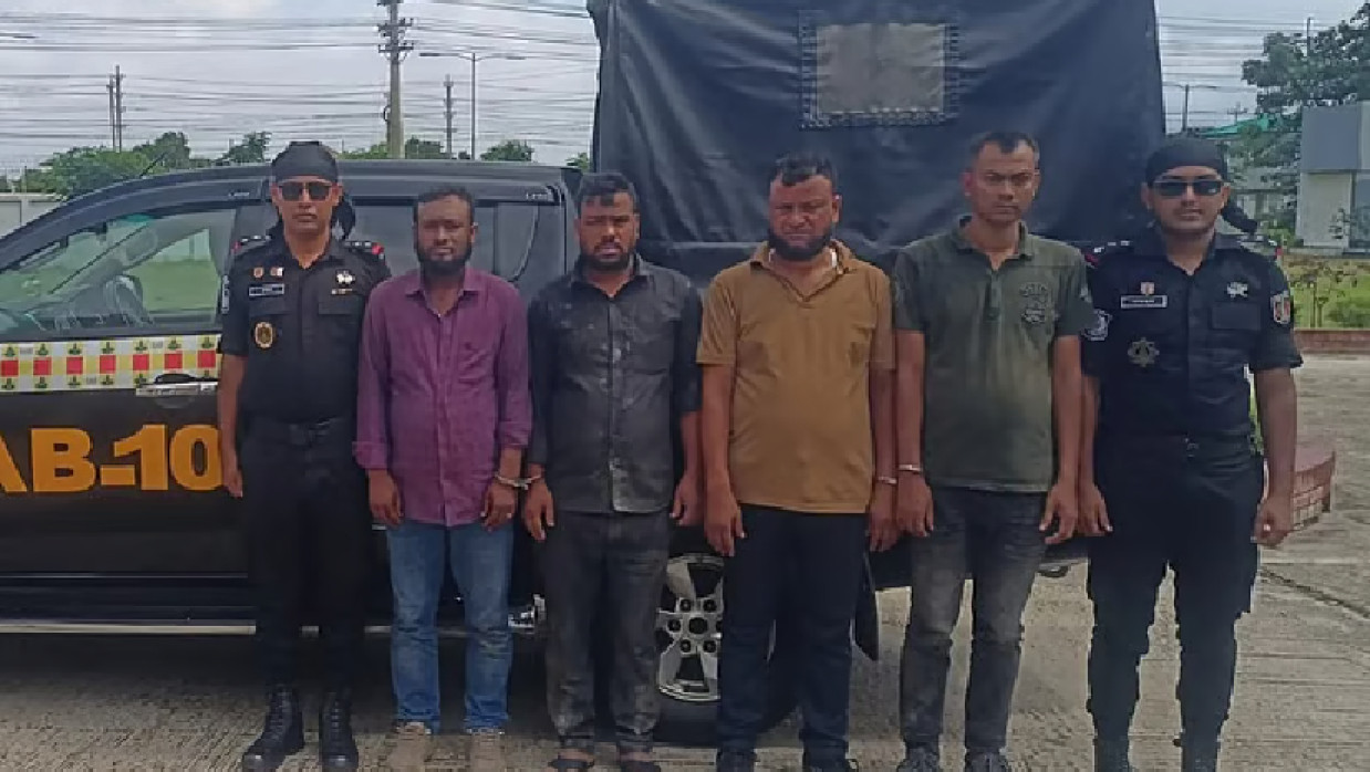 গ্রেপ্তারকৃত ব্যক্তিরা