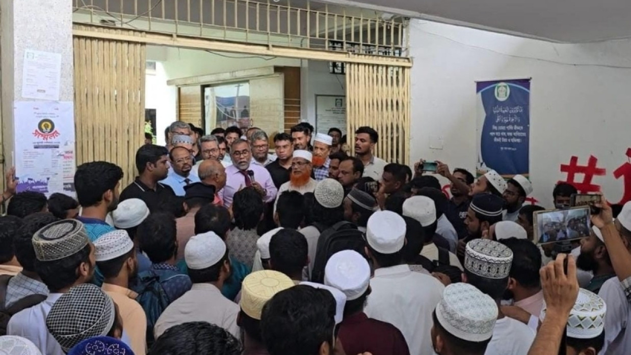 শিক্ষার্থীরা প্রশাসন ভবনের সামনে অবস্থান নিলে উপাচার্য নিশ্চয়তা দেন