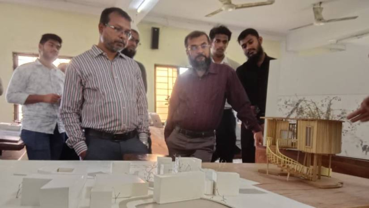 বিশ্ববিদ্যালয়ের বিজ্ঞান ভবনের গ্যালাতি-২-এ  প্রজেক্ট শো প্রেজেন্টেশন অনুষ্ঠিত শুরু হয়