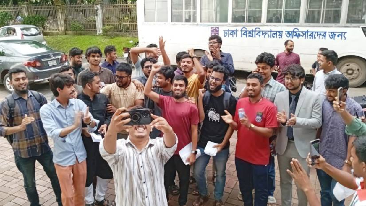 ঢাবির সিনেট ভবনের সামনে গণতান্ত্রিক ছাত্রসংসদের নেতাকর্মী