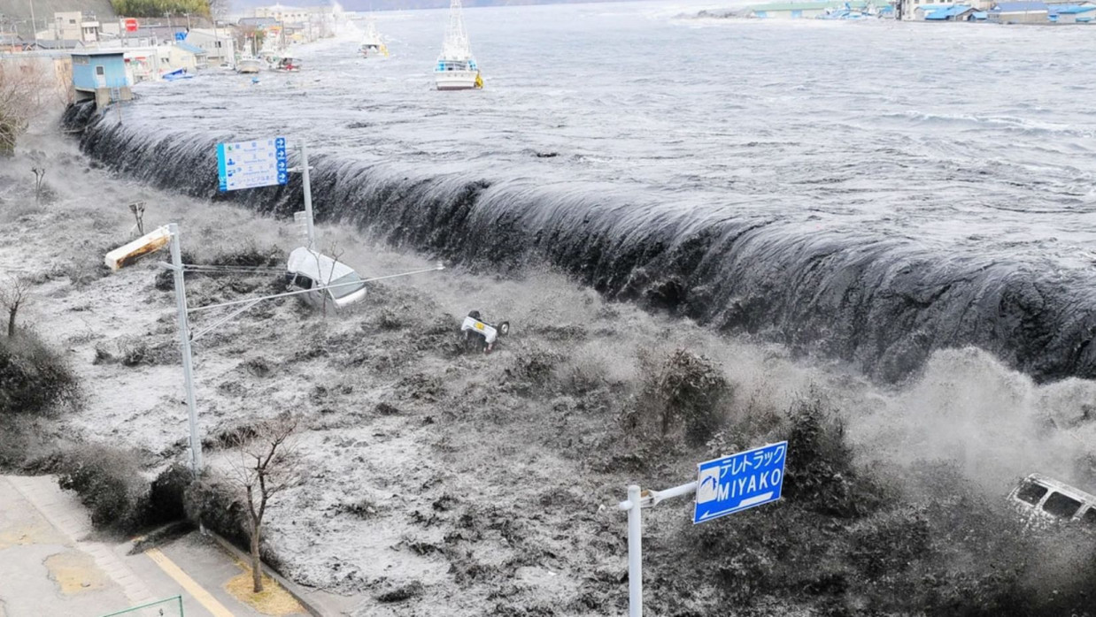 জাপানে ভূমিকম্পের জেরে সুনামির ঢেউ আঘাত হানছে