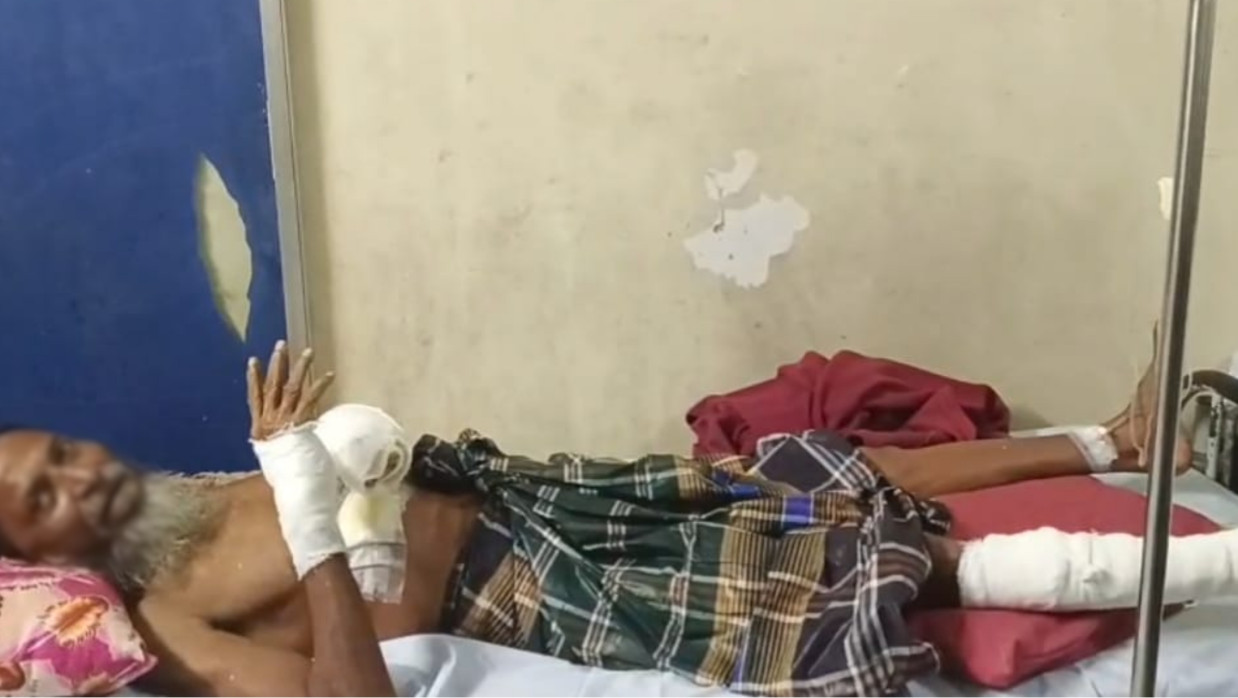 ধন মিয়াকে কুপিয়ে জখম করেন তার ছেলে