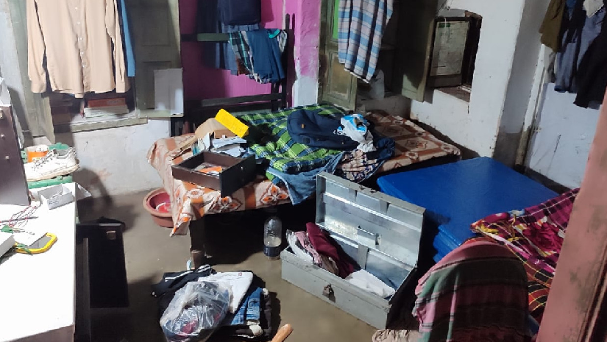 কক্ষের জানালা ভেঙে লুটপাটের ঘটনা