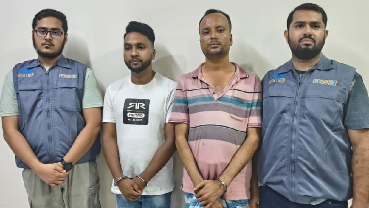 দুই প্রতারককে গ্রেপ্তার করে সিআইডি