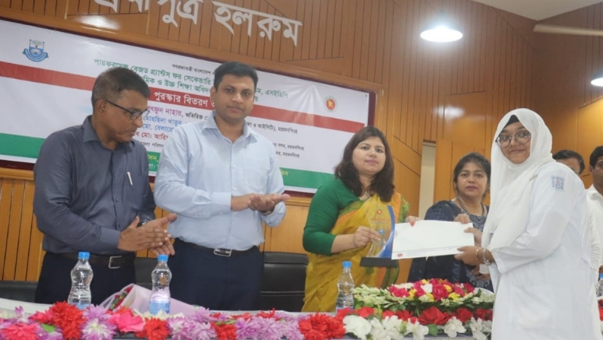পুরস্কার নিচ্ছেন এক শিক্ষার্থী