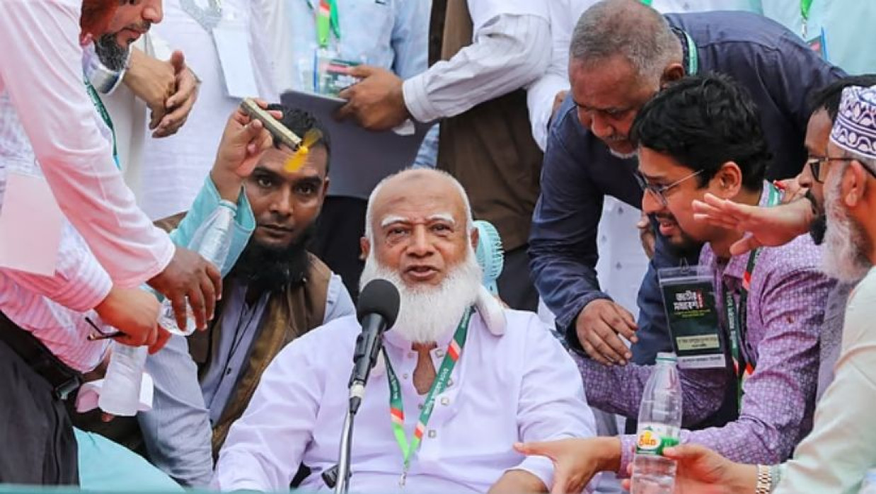 ১৯ জুলাই জামায়াতে ইসলামীর জাতীয় সমাবেশে মঞ্চে বসে বক্তব্য দেন ডা. শফিকুর রহমান