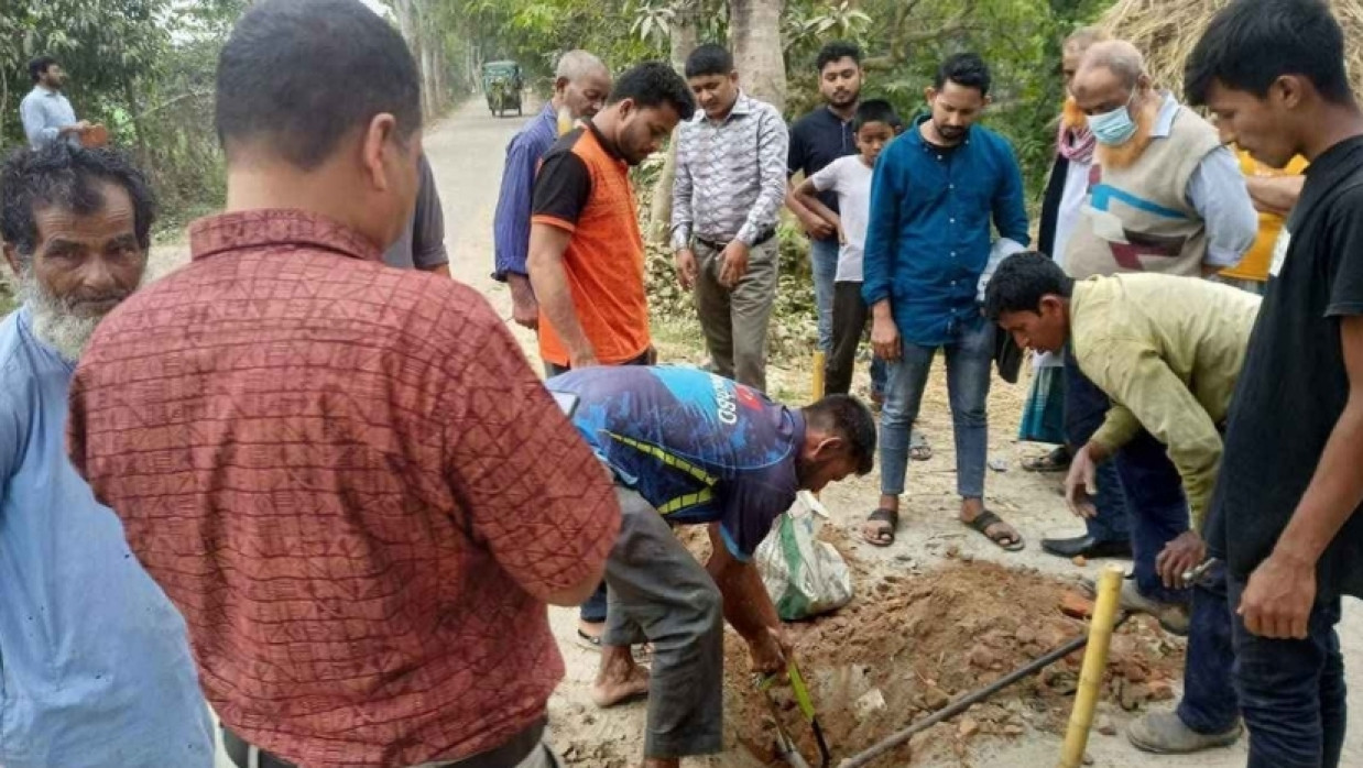 গ্যাস সংযোগ বিচ্ছিন্ন করা হচ্ছে