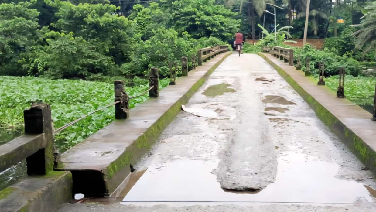 যশোরের মনিরামপুর উপজেলার একটি ব্রিজের বেহাল দশা