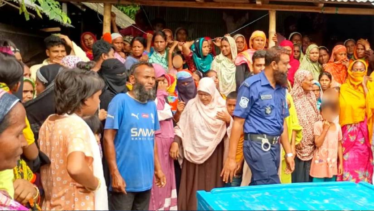  নিহতের বাড়িতে স্থানীয় ও স্বজনদের ভিড়