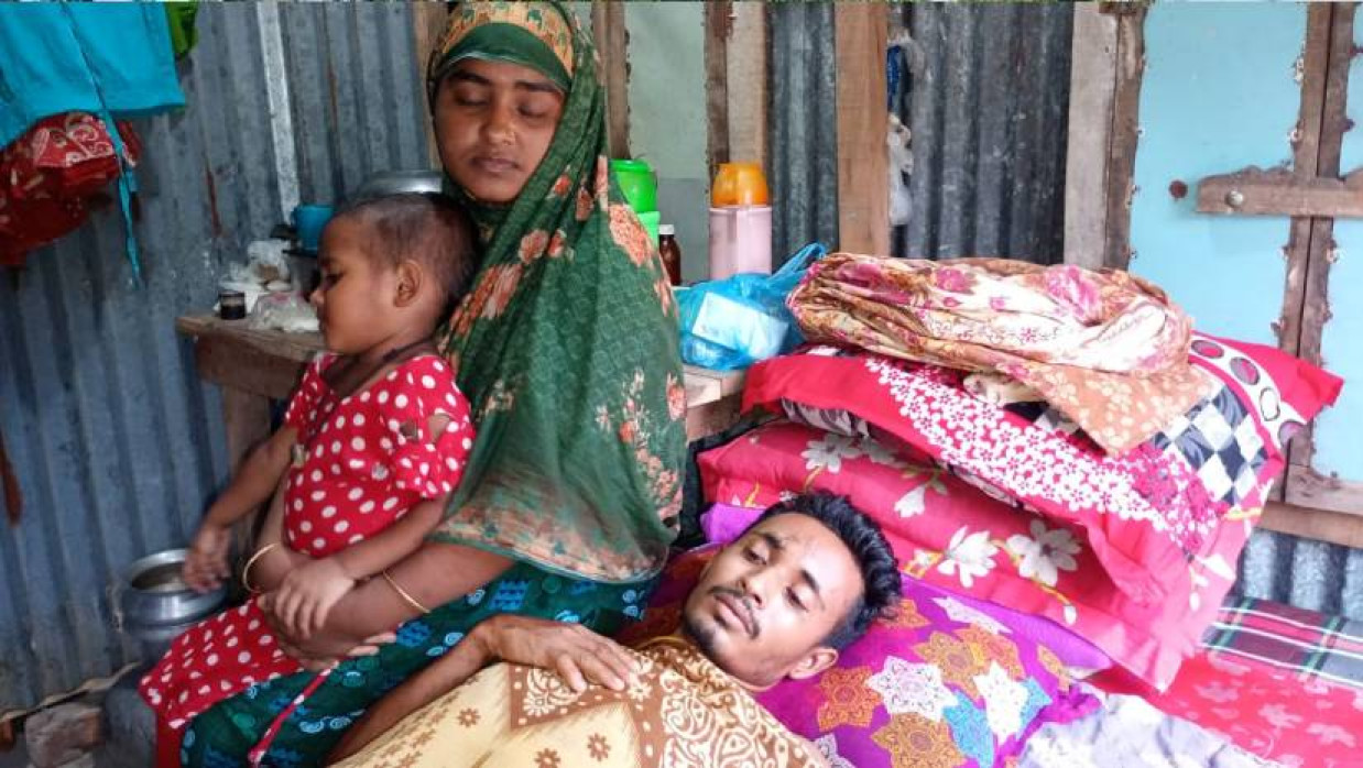 শয্যাশায়ী আব্বাস ব্যাপারী ও তার স্ত্রী-সন্তান