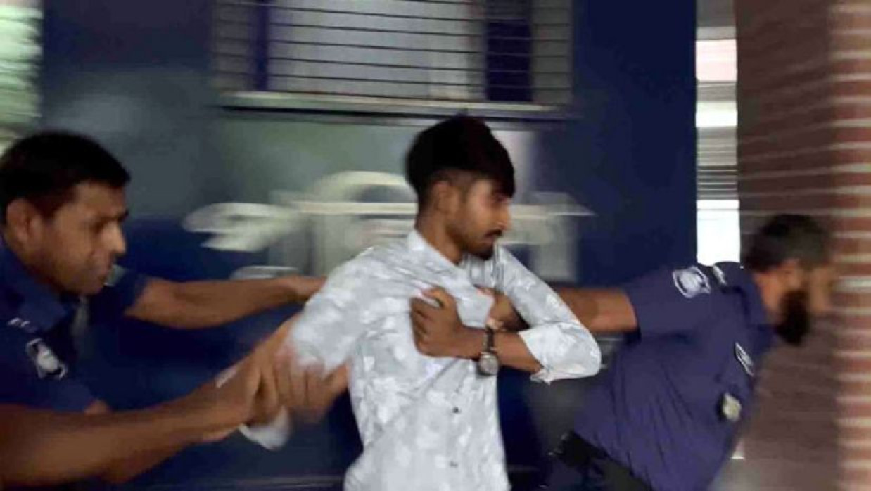 ছাত্রদল নেতাকর্মীকে আটক করে পুলিশ