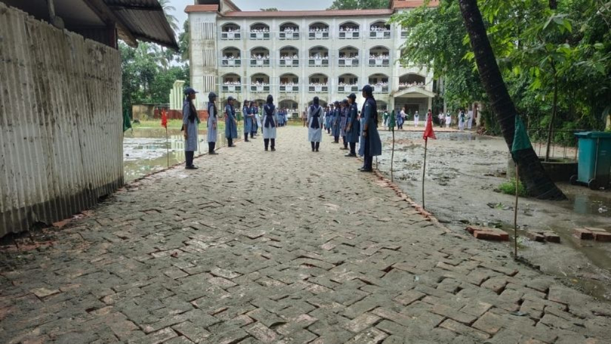 বাঁশখালী সরকারি বালিকা উচ্চ বিদ্যালয়ের মাঠে রাতারাতি তৈরি করা সড়ক