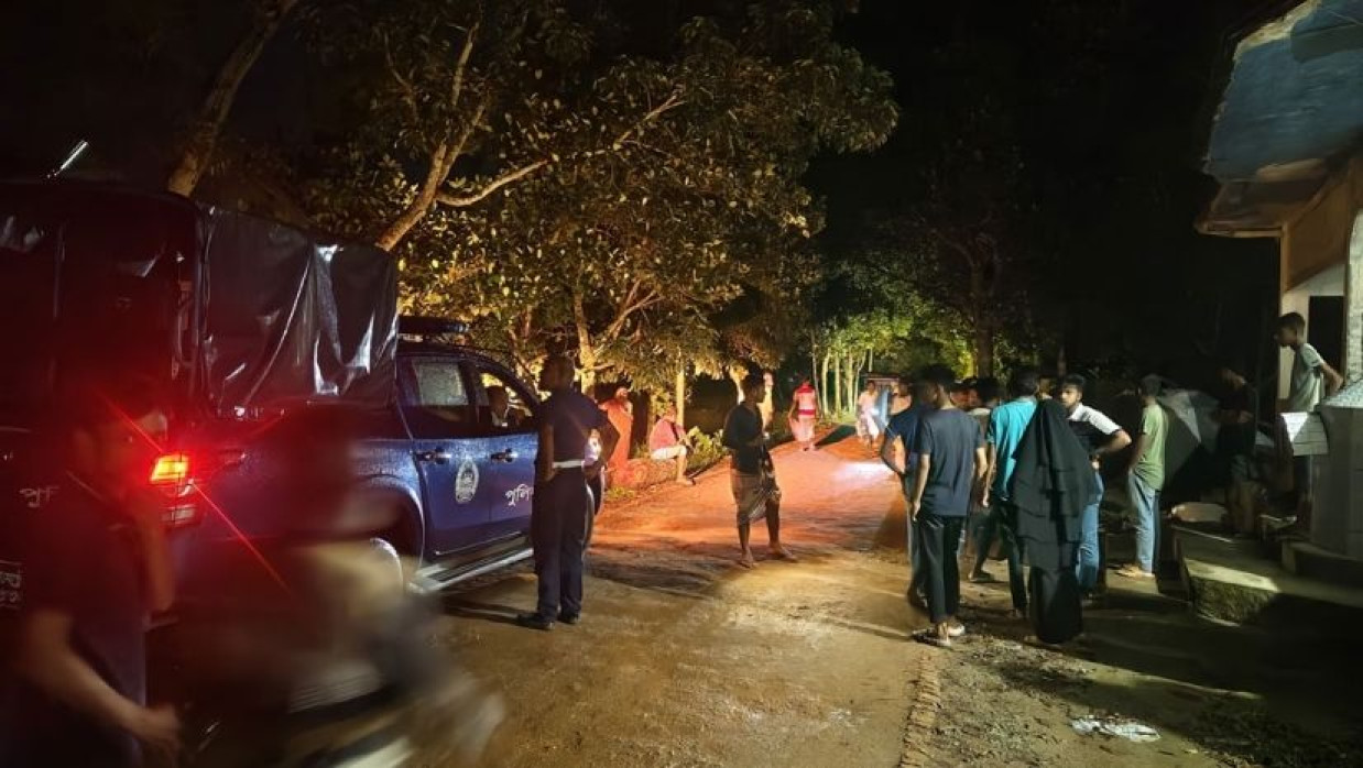 শিশু হত্যার খবর পেয়ে পুলিশ ও স্থানীয়রা ঘটনাস্থলে যান।