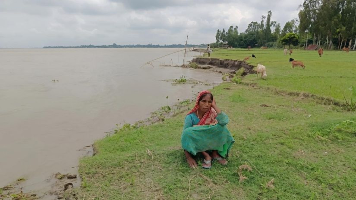 নদীভাঙনে নিঃস্ব হয়ে বসে আছেন বৃদ্ধা