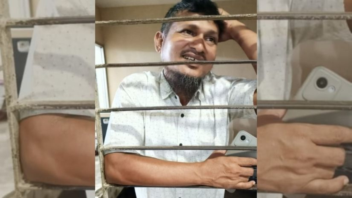 থানা হাজতে আটক মাদক মামলার আসামি জালাল উদ্দিন মোবাইল ব্যবহার