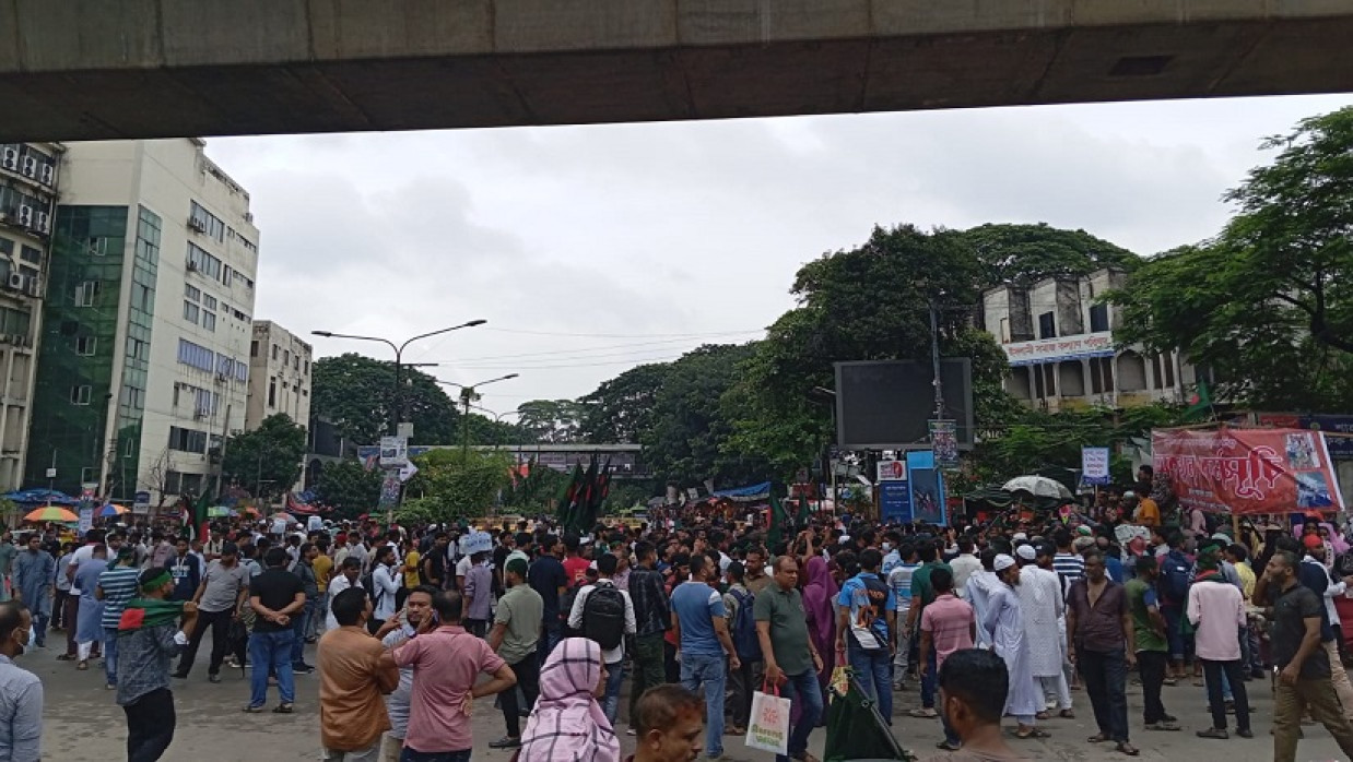 শাহবাগ মোড় অবরোধ করে বিক্ষোভ করছেন ‘জুলাই যোদ্ধারা’