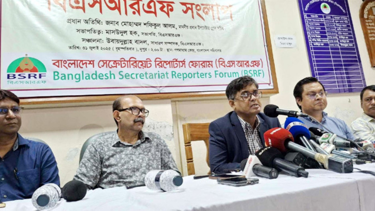 বক্তব্য রাখছেন প্রেস সচিব শফিকুল আলম