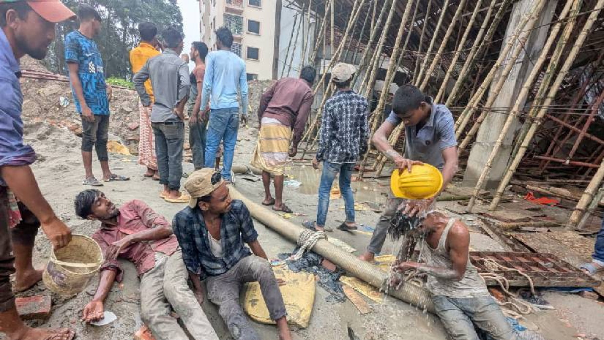 কাজী নজরুল ইসলাম বিশ্ববিদ্যালয়ে নির্মাণাধীন ভবনের ছাদ ধসে অন্তত ১১ শ্রমিক আহত