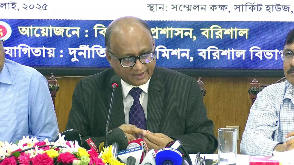 কথা বলছেন দুদকের মহাপরিচালক ড. মোহাম্মদ আবদুল মোমেন