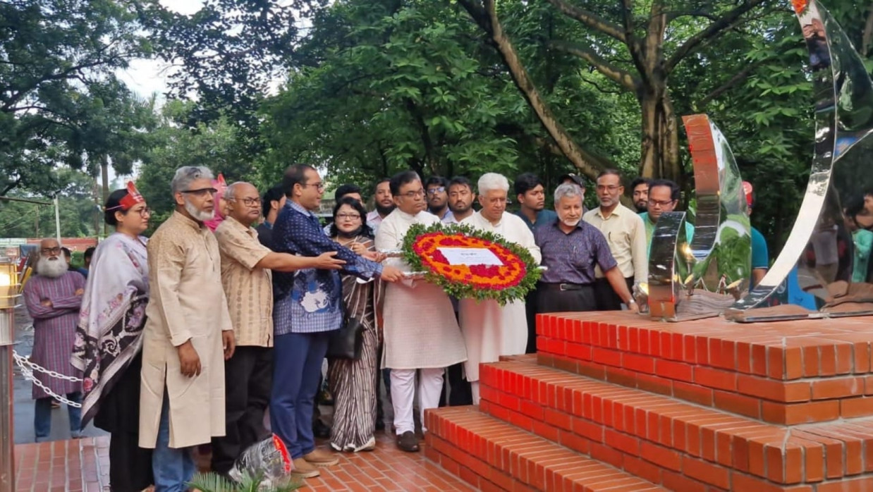জুলাই অভ্যুত্থান কেন্দ্রিক প্রথম স্মৃতিস্তম্ভ ‘অদম্য ২৪’ উদ্বোধনকালে