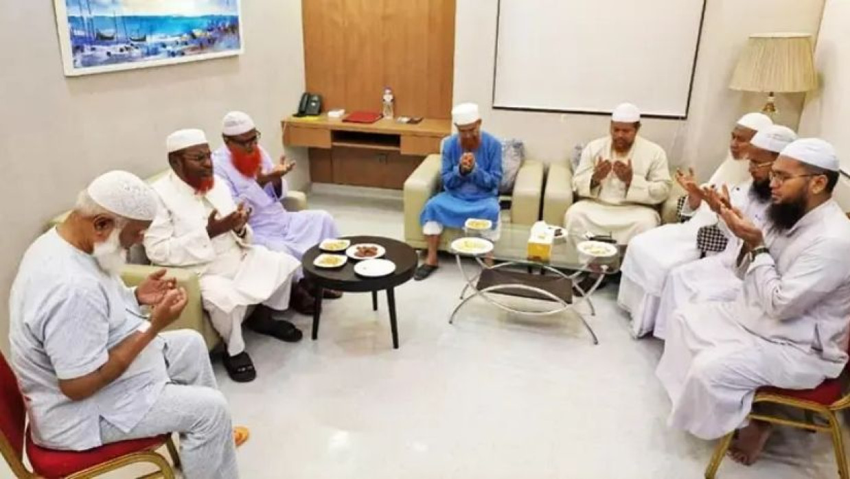 জামায়াতে ইসলামীর আমির ডা. শফিকুর রহমানকে দেখতে গিয়ে দোয়া করেন ইসলামী আন্দোলনের নেতারা