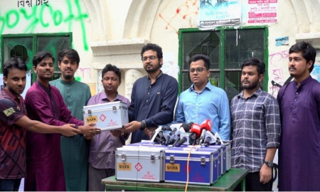 ঢাবির হলে হলে ফার্স্ট এইড বক্স বিতরণ করল ছাত্রশিবির