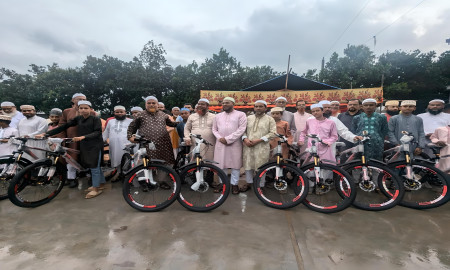 ৪১ দিন জামাতে নামাজ ১৭ কিশোরের: বাইসাইকেল উপহার দিল শাখা জামায়াত ও ব্যবসায়ী 