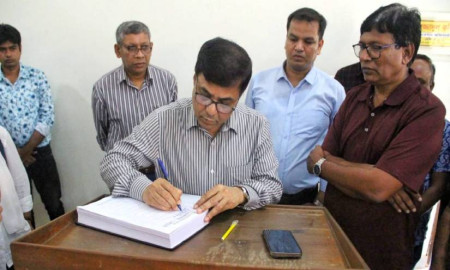 জুলাই অভ্যুত্থানে হত্যাকাণ্ডের বিচারের দাবিতে নজরুল বিশ্ববিদ্যালয়ে গণস্বাক্ষর কর্মসূচি
