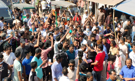 রাজনৈতিক নেতাকর্মীদের দুই গ্রুপের উত্তেজনা