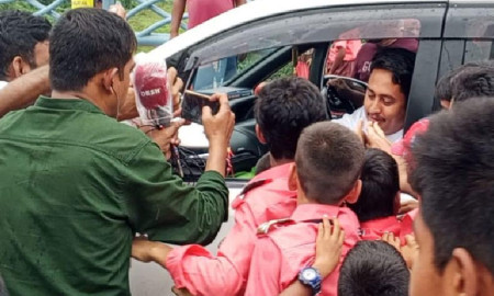 পড়াশোনা বাদ দিয়ে আমাদের দেখতে আসা তোমাদের কাজ না, শিক্ষার্থীদের সারজিস