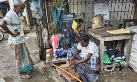 টানা বৃষ্টিতে কদর বেড়েছে ছাতা কারিগরদের