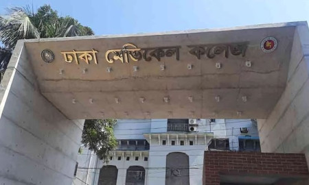 দেড় মাস পর ক্লাসে ফিরলেন ঢামেকের শিক্ষার্থীরা