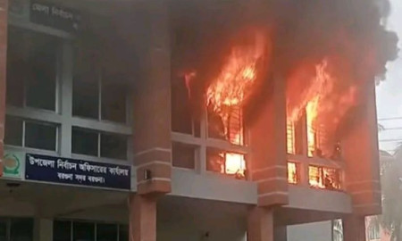 ভোরে বরগুনা নির্বাচন অফিসে আগুন,  পুড়ে গেছে ভোটার তালিকা-ব্যালট বাক্স