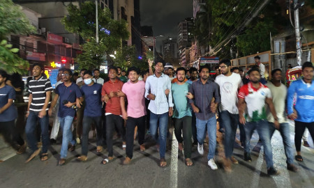 ছাত্রদলের বাধা উপেক্ষা করে ‘রাজাকার রাজাকার’ স্লোগানে শিক্ষার্থীদের মিছিল