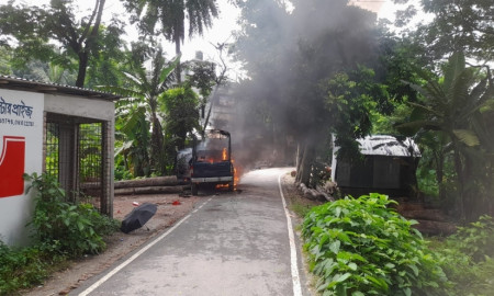 পুলিশের গাড়িতে আগুন