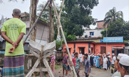 মুক্তিযুদ্ধের ভাস্কর্য ভেঙে কোরআনের ভাস্কর্য স্থাপন