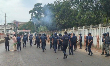 এখনো চলছে ছাত্রলীগ-পুলিশের সংঘর্ষ, রণক্ষেত্র গোপালগঞ্জ