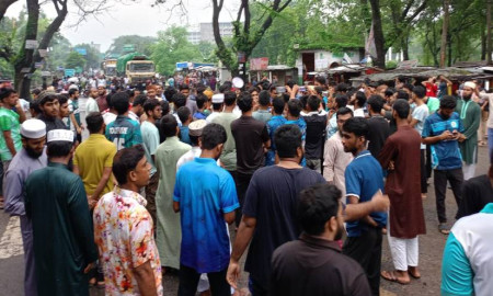 এনসিপি নেতাদের ওপর হামলার প্রতিবাদে ইবি শিক্ষার্থীদের কুষ্টিয়া-খুলনা মহাসড়ক অবরোধ