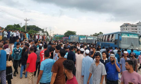 গোপালগঞ্জে হামলার প্রতিবাদে কুবি শিক্ষার্থীদের ঢাকা-চট্টগ্রাম মহাসড়ক অবরোধ