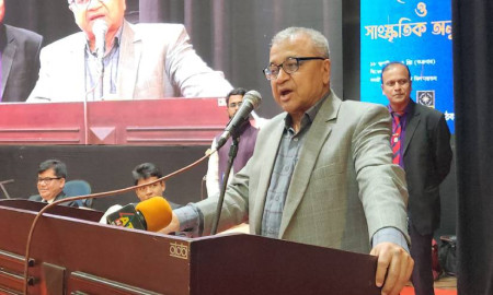 সেমিনারে বক্তব্য দিচ্ছেন ড. সলিমুল্লাহ খান